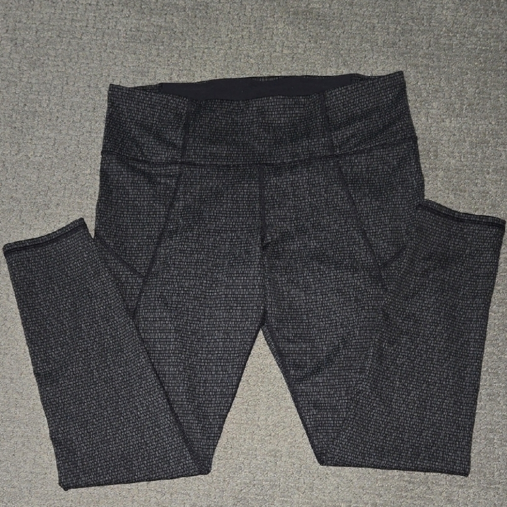 NWT XL Under Armor Black And Gray Printed Leggings